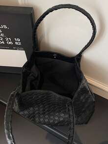 Tas Tote Anyaman Minimalis dengan Tekstur Persegi yang Saling Terkait, Pegangan Panjang Anyaman yang Senada, Badan Tas yang Lembut dan Lentur dengan Kapasitas Besar, Tas Bahu Gaya Vintage untuk Aktivitas Sehari-hari, Belanja, dan Perjalanan, Tas Tangan Bahu Serbaguna - Hitam - View 11