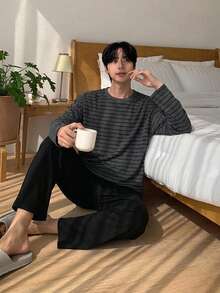 DAZY [AICJ Sleepwear]2件組男士休閒寬鬆睡衣套裝，條紋圓領長袖套頭上衣與長褲，秋季款 - 黑色 - 查看 1