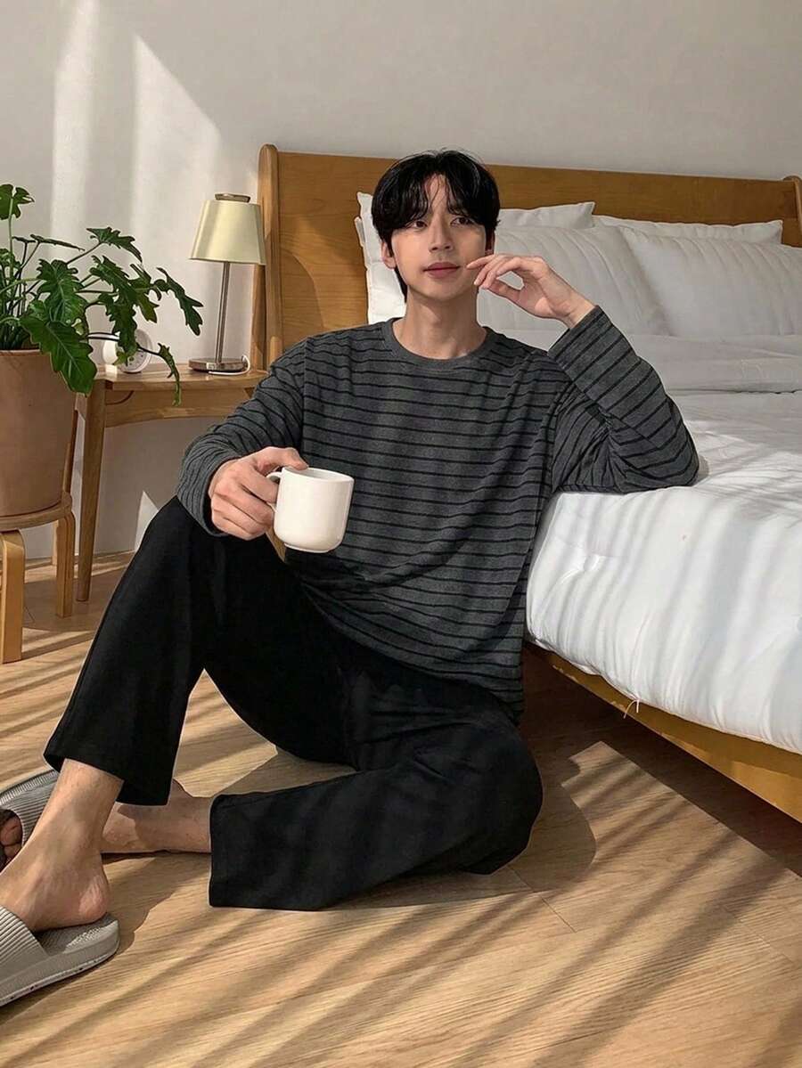 DAZY [AICJ Sleepwear]2件組男士休閒寬鬆睡衣套裝，條紋圓領長袖套頭上衣與長褲，秋季款 - 黑色 - 查看 1