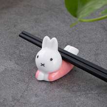 MIFFY 1 قطعة حامل أعواد طعام على الطراز الياباني، حامل أعواد طعام بتصميم أرنب ميفي، ديكور لطيف، هدية إبداعية ثقافية منزلية، يمكن استخدامها كهدية عيد ميلاد، عيد الفصح، هدية حفلة العطلات. (نمط عشوائي) - قطعة ديكور - مشاهدة 3
