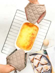 1pc Fish Pattern Silicone Heat Resistant Glove, Thickened Anti-Scald Pot Glove, Non-Slip Kitchen Glove For Baking, Roasting And Daily Cooking, With Cute Fish Pattern Silicone Surface, Adds Fun To Kitchen Baking, Thickened Composite Fabric With Silicone Surface Effectively Blocks High Temperature, Prevents Burns When Handling Hot Pots And Baking Trays, Raised Fish Pattern Increases Friction For Secure Grip On Cookware, Fine Stitching Prevents Tearing, With Hanging Loop For Easy Storage - View 4