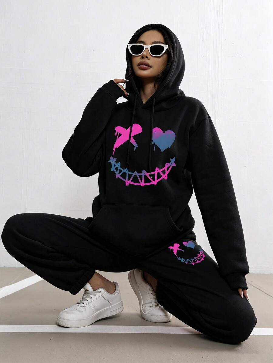 Bộ đồ mặc nhà 2 món nữ, áo hoodie tay dài và quần dài in họa tiết trái tim gradient graffiti & mặt cười - màu đen - Xem 1