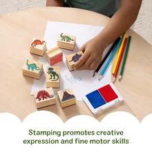 Set Stempel Kayu Melissa & Doug: Dinosaurus - 8 Stempel, 5 Pensil Warna, Bantalan Stempel 2 Warna - Bersertifikat FSC - Jahe - View 3