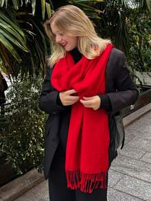 1件女款極簡紅色純色常規款仿羊絨披肩圍巾，羊毛披肩流蘇圍巾，適合季節過渡，學院風，日常穿搭，防風保暖，聖誕派對，新年聖誕禮物 - 大紅色 - 查看 4