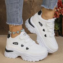 Söta dad-sneakers för kvinnor med hjärtdekor och tjock sula, vit PU-ovandel med svart hjärtmönster, tjock segmenterad sula, snörning, lämpliga för dagliga utflykter och pendling, bekväma och trötthetsfria skor - Svart och Vitt - Visa 5