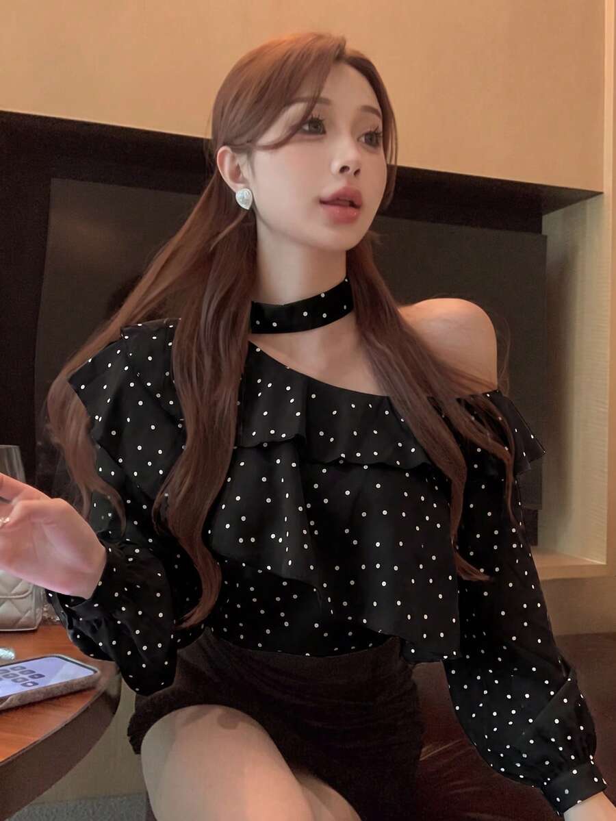法式溫柔風波點荷葉邊長袖上衣,不對稱設計,不對稱露肩掛脖女款上衣,初秋穿搭 - 黑色 - 查看 1