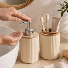 Bộ 2 món phụ kiện phòng tắm kẻ sọc màu be, bình đựng xà phòng và giá cắm bàn chải đánh răng họa tiết sọc dọc vân gỗ, đầu vòi nhấn màu bạc - Màu be - Xem 1