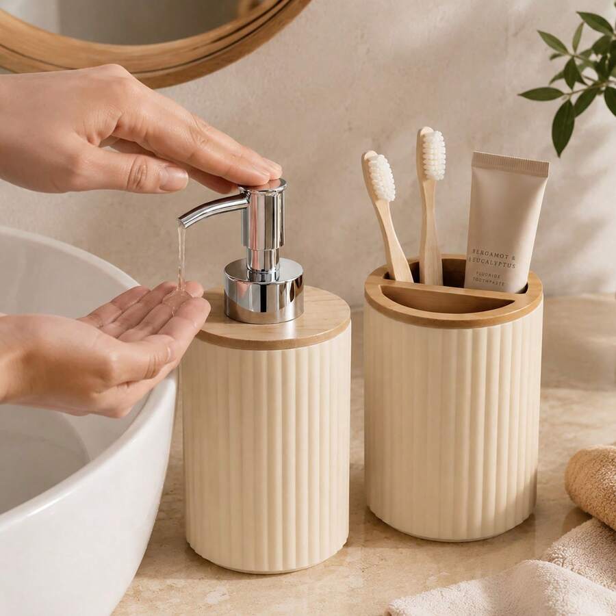 Bộ 2 món phụ kiện phòng tắm kẻ sọc màu be, bình đựng xà phòng và giá cắm bàn chải đánh răng họa tiết sọc dọc vân gỗ, đầu vòi nhấn màu bạc - Màu be - Xem 1