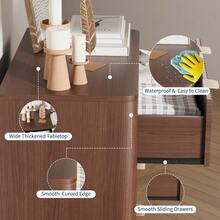 Mesita de Noche Moderna con Diseño Acanalado y 3 Cajones, Tapa Efecto Mármol, Perfil Curvo y Tiradores Dorados, Mesa Auxiliar para Dormitorio, Sala o Pasillo - Café integral - Ver 5