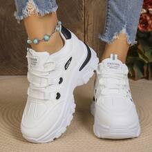 Söta dad-sneakers för kvinnor med hjärtdekor och tjock sula, vit PU-ovandel med svart hjärtmönster, tjock segmenterad sula, snörning, lämpliga för dagliga utflykter och pendling, bekväma och trötthetsfria skor - Svart och Vitt - Visa 3