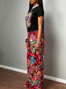playera holgada negra de manga corta con estampado de calavera floral multicolor pantalones anchos a cuadros rojo y negro sin bolsillos con rosas, calaveras y corazones estilo Día de Muertos - Negro 03 - Ver 4