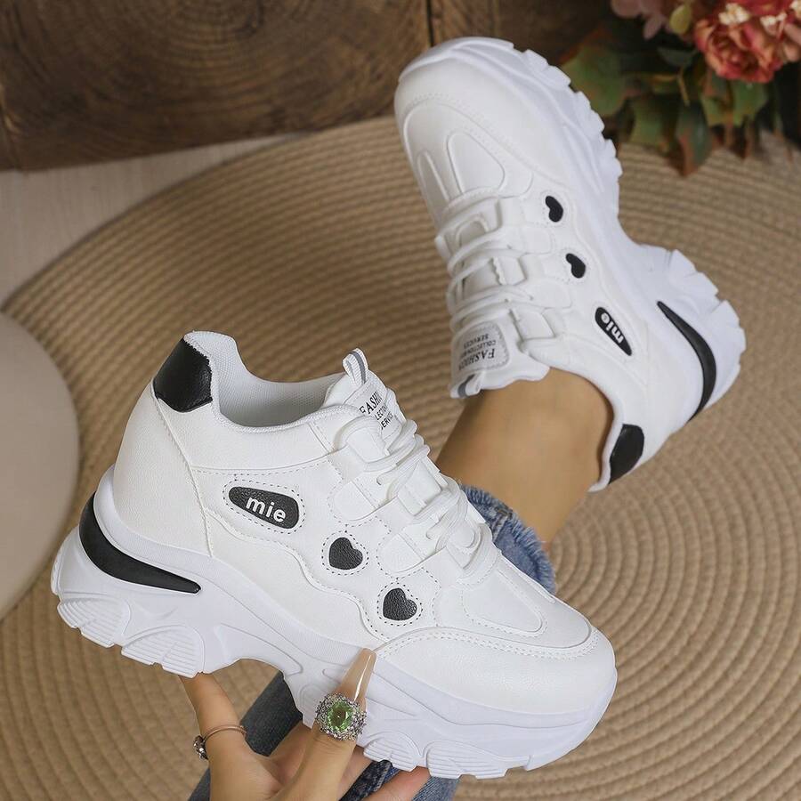 Söta dad-sneakers för kvinnor med hjärtdekor och tjock sula, vit PU-ovandel med svart hjärtmönster, tjock segmenterad sula, snörning, lämpliga för dagliga utflykter och pendling, bekväma och trötthetsfria skor - Svart och Vitt - Visa 1