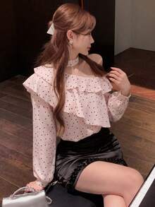 法式溫柔波點荷葉邊長袖上衣，不對稱設計，不對稱露肩掛脖女款上衣，初秋穿搭 - 粉色 - 查看 3
