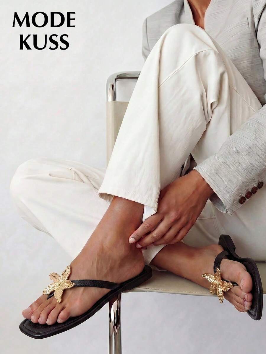 MODE KUSS 女款流行時尚休閒夏季度假風金屬向日葵裝飾PU帶夾腳式方頭平底黑色涼鞋，優雅女款涼鞋，女款黑色涼鞋，沙灘鞋，優雅女款涼鞋，女款涼鞋，女款夾腳拖鞋，平底涼鞋，可愛涼鞋，夾腳拖鞋，黑色平底鞋，女款夾腳拖鞋，夏季涼鞋，舒適女款鞋 - 黑色 - 查看 1