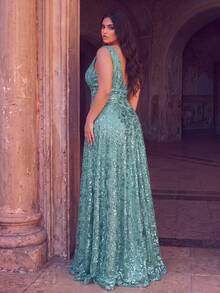 Plus Size Elegant Deep V-Neck Sequin Lace Evening Gown, Sleeveless A-Line Waist Design, Suitable For Photography, Beach Vacation - Green - View 2