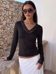 Solid Color V-Neck Lace Patchwork Base Layer Top For Women, Elastic Slim Fit Bell Sleeve Atmospheric Inner Layer Long Sleeve Blouse, Suitable For Autumn/Winter Layering And Casual Gatherings - Black - View 1