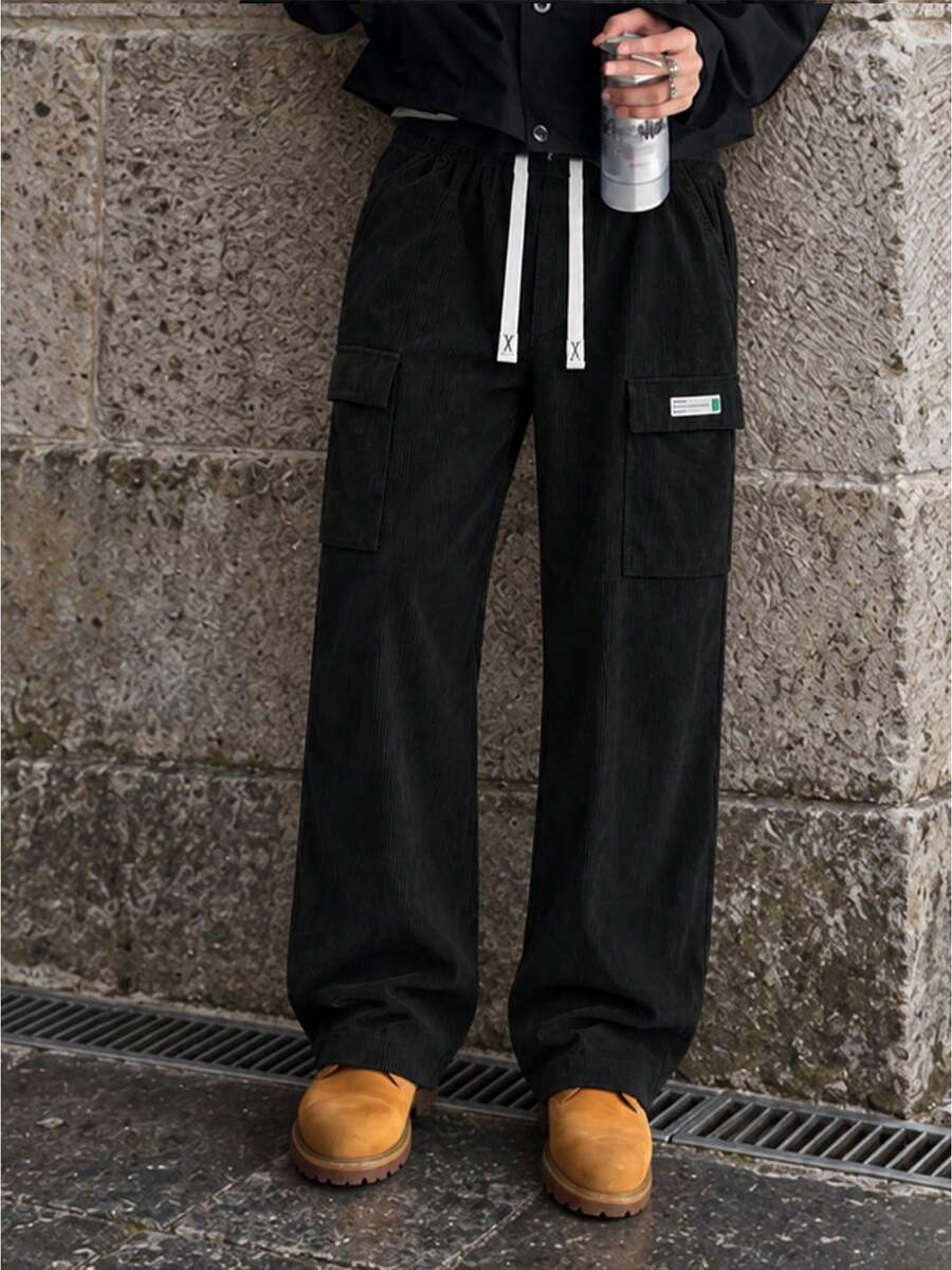 男士燈芯絨休閒工裝長褲，抽繩鬆緊腰設計，側邊大工裝口袋 + 小布標裝飾，適合春秋穿著 - 黑色 - 查看 1