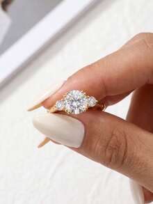 1 buah Cincin Moissanite 1CT Desain Tiga Batu Cocok untuk Pertunangan Wanita dan Pemakaian Sehari-hari - Emas - View 3