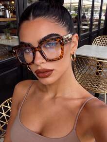 زوج واحد من نظارات نسائية بإطار مربع كبير بطبعة نمر وعدسات شفافة مخصصة، بتصميم نحيف ريترو كوري متعدد الاستخدامات للارتداء اليومي والمكتب - طباعة الفهد مسطحة - مشاهدة 3