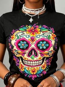 playera holgada negra de manga corta con estampado de calavera floral multicolor pantalones anchos a cuadros rojo y negro sin bolsillos con rosas, calaveras y corazones estilo Día de Muertos - Negro 03 - Ver 6