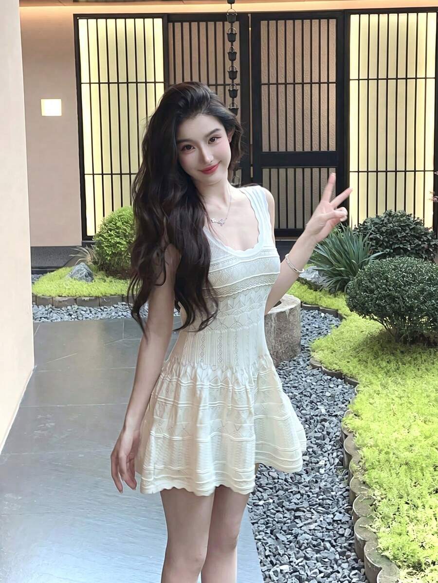 白色V领针织吊带连衣裙,女士夏季修身无袖连衣裙,性感显瘦A字短款连衣裙 - 白色 - 查看 1