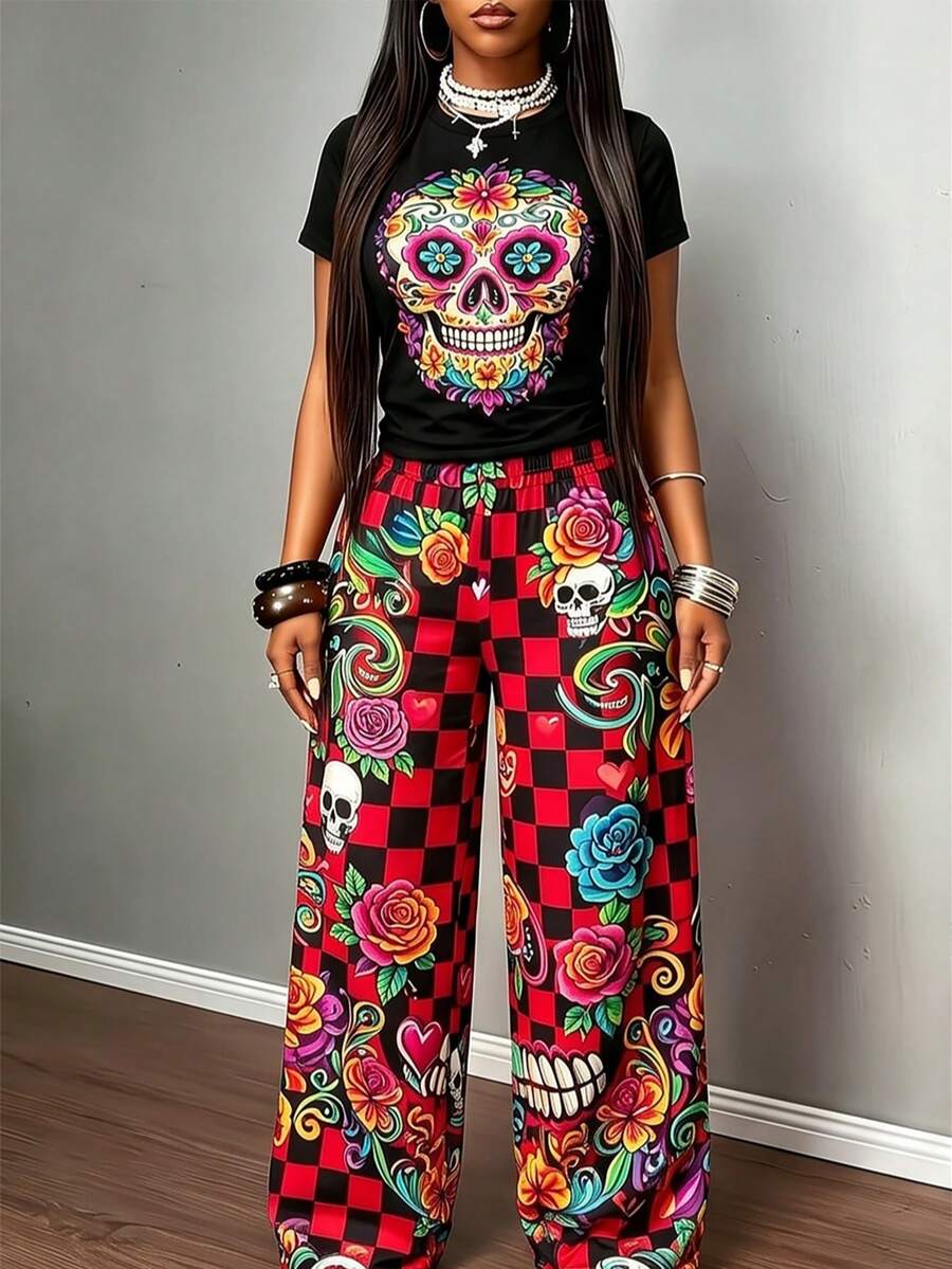 playera holgada negra de manga corta con estampado de calavera floral multicolor pantalones anchos a cuadros rojo y negro sin bolsillos con rosas, calaveras y corazones estilo Día de Muertos - Negro 03 - Ver 1