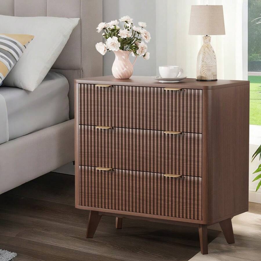 Mesita de Noche Moderna con Diseño Acanalado y 3 Cajones, Tapa Efecto Mármol, Perfil Curvo y Tiradores Dorados, Mesa Auxiliar para Dormitorio, Sala o Pasillo - Café integral - Ver 1