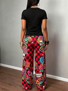 playera holgada negra de manga corta con estampado de calavera floral multicolor pantalones anchos a cuadros rojo y negro sin bolsillos con rosas, calaveras y corazones estilo Día de Muertos - Negro 03 - Ver 5