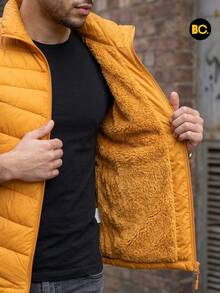 Chaleco Acolchado para Hombre con Forro Tipo Borrega, Cierre Frontal, Bolsillos con Cierre y Cuello Alto, Ligero y Cálido para Uso Casual, Urbano, Viaje y Exterior Diario. Big City - Mostaza Amarilla - Ver 7