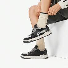 LI-NING COMMON 80S Sepatu Athleisure Pria Profesional Olahraga Toko Resmi Terpercaya AGCW231 - Hitam/Abu-abu Senyap - View 1