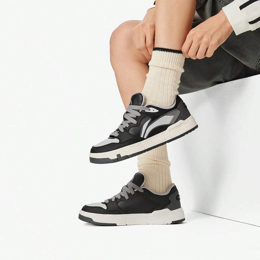 LI-NING COMMON 80S Sepatu Athleisure Pria Profesional Olahraga Toko Resmi Terpercaya AGCW231 - Hitam/Abu-abu Senyap - View 1