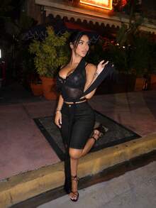 女士休闲做旧弹力牛仔短裤，适合通勤和日常穿着，春夏款 - 黑色 - 查看 4
