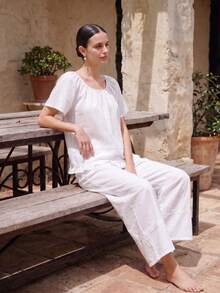 طقم بيجامة أكمام قصيرة بياقة دائرية باللون الأبيض الكريمي، مزين بقطع دانتيل وحواف مكشكشة، مع بنطال واسع الأرجل - أبيض - مشاهدة 6