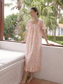 RS Pajama1 Gaun Tidur Lengan Pendek Berkerut Motif Bunga Bahan Bubble Crepe Warna Pink dengan Hiasan Pita, Leher Persegi - Coral Pink - View 3