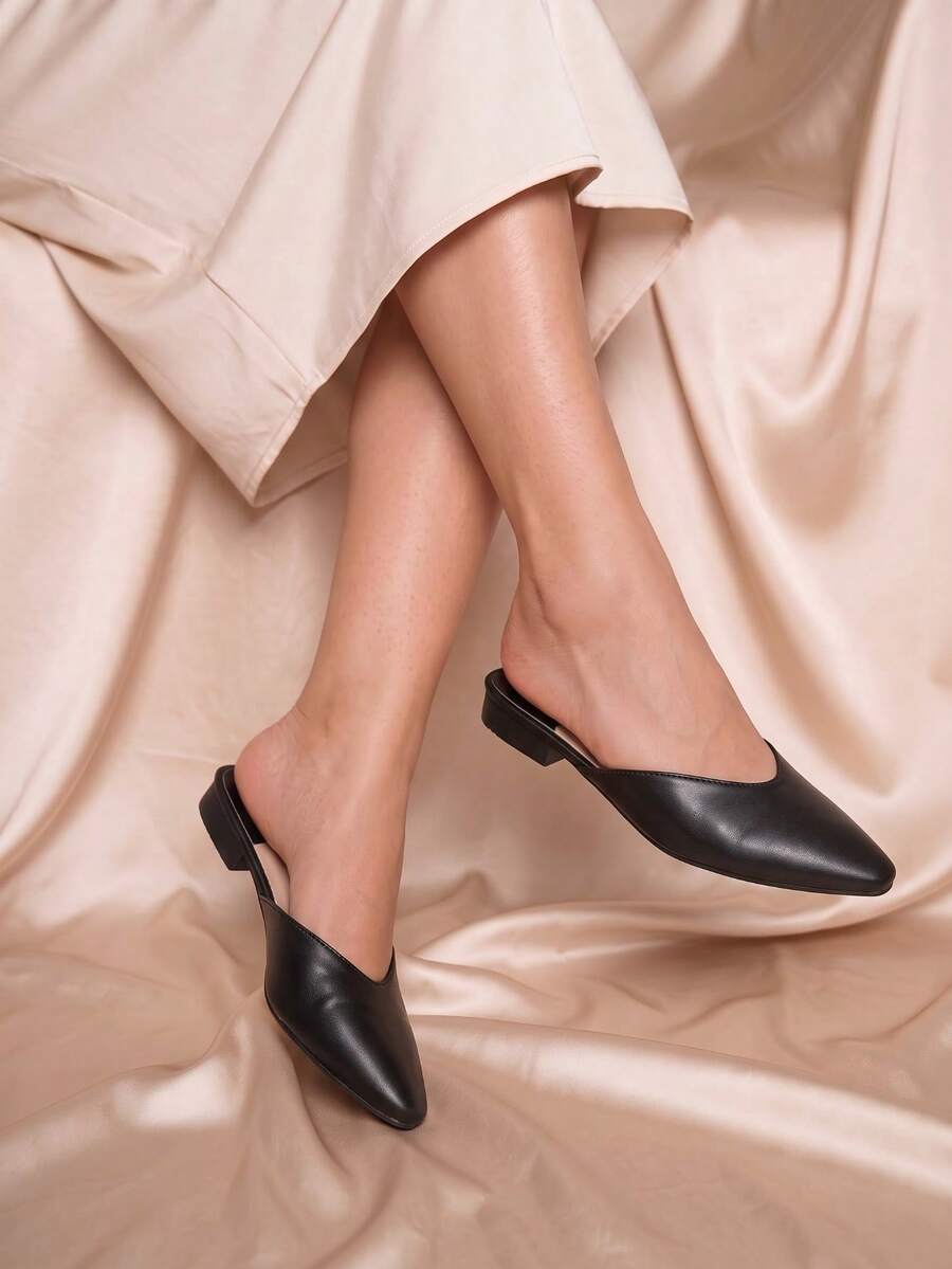 2025 Nuevos zapatos de estilo slip-on de unicolor con hebilla de metal de moda - Negro - Ver 1