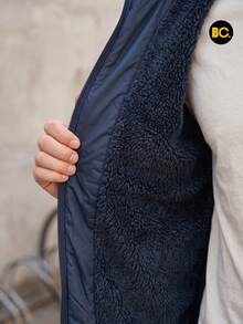 Chaleco Acolchado para Hombre con Forro Tipo Borrega, Cierre Frontal, Bolsillos con Cierre y Cuello Alto, Ligero y Cálido para Uso Casual, Urbano, Viaje y Exterior Diario. Big City - Petroleo - Ver 7