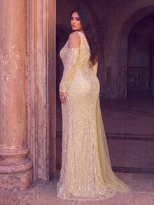 Plus Size Elegant One-Shoulder Sequin Long Sleeve Mermaid High Slit Train Fitted Evening Gown, Suitable For Photography, Beach Vacation - Champagne - View 2