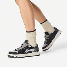 LI-NING COMMON 80S Sepatu Athleisure Pria Profesional Olahraga Toko Resmi Terpercaya AGCW231 - Hitam/Abu-abu Senyap - View 2
