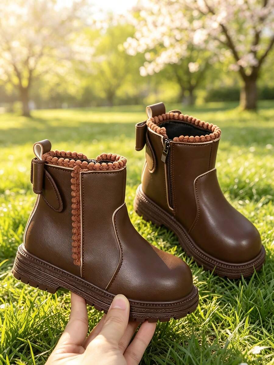 1 Pair Girls Chelsea Boots, Solid Color Soft PU + Pom Pom Back Bow Design, Round Toe Soft Sole British Style Minimalist Princess Boots Suitable For Indoor Outdoor Campus Holiday Wear, Autumn/Winter New