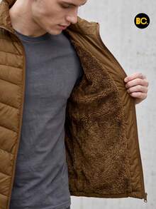 Chaleco Acolchado para Hombre con Forro Tipo Borrega, Cierre Frontal, Bolsillos con Cierre y Cuello Alto, Ligero y Cálido para Uso Casual, Urbano, Viaje y Exterior Diario. Big City - Marrón - Ver 7