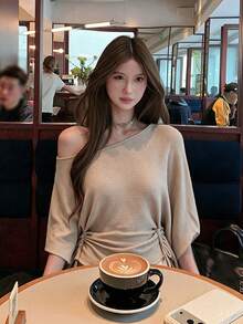 法式風女款不對稱單肩針織毛衣，早春薄款輕量修身收腰設計，優雅不對稱單肩上衣 - 卡其色 - 查看 8