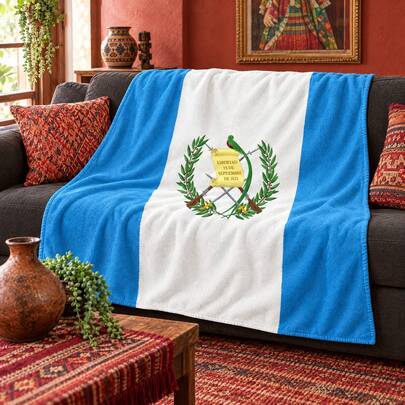 Manta de franela con la bandera nacional de Guatemala: rayas verticales azul cielo y blancas,escudo nacional,símbolo patriótico.Ultrasuave (280 g/m²) para sofá, cama o dormitorio. Tapiz acogedor para la habitación y la decoración del hogar.Regalo perfecto para guatemaltecos orgullosos y coleccionistas de banderas.