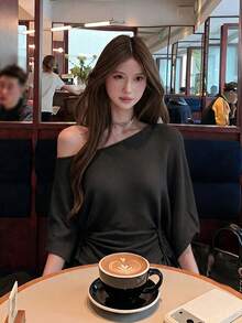女款法式風格不對稱露肩針織毛衣，薄款早春上衣，收腰設計，不對稱露肩 - 黑色 - 查看 7