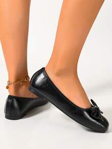 Sepatu Flat Wanita Ujung Persegi dengan Pita, Kulit PU, Bagian Atas Lembut, Potongan Rendah, Serbaguna, Gaya Retro untuk Perjalanan Sehari-hari - Hitam - View 3