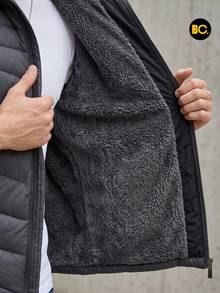 Chaleco Acolchado para Hombre con Forro Tipo Borrega, Cierre Frontal, Bolsillos con Cierre y Cuello Alto, Ligero y Cálido para Uso Casual, Urbano, Viaje y Exterior Diario. Big City - Gris Oscuro - Ver 7