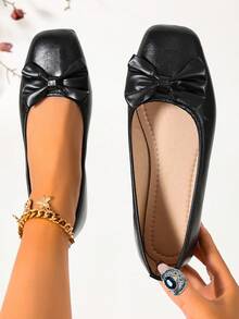 Sepatu Flat Wanita Ujung Persegi dengan Pita, Kulit PU, Bagian Atas Lembut, Potongan Rendah, Serbaguna, Gaya Retro untuk Perjalanan Sehari-hari - Hitam - View 1