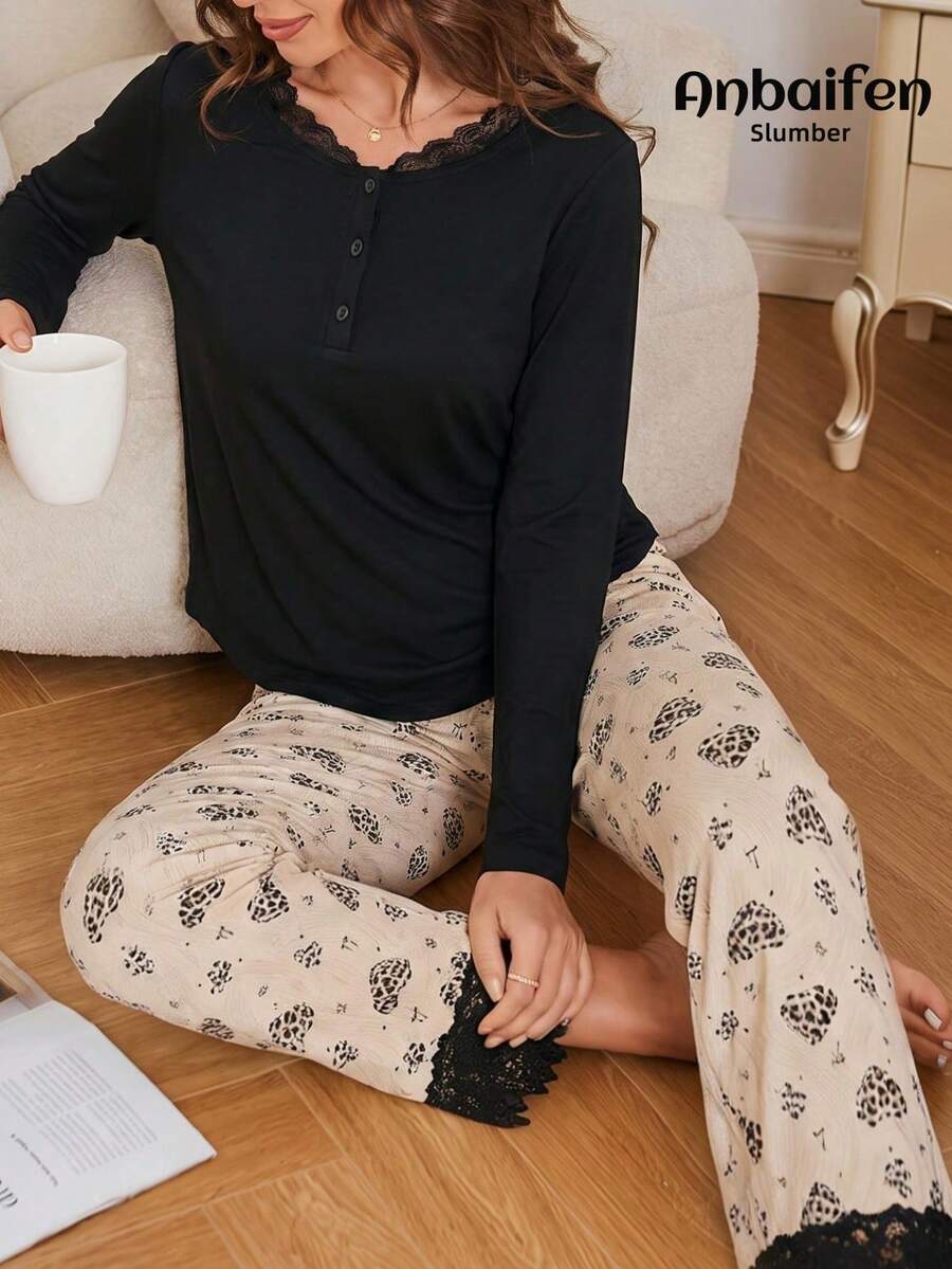 طقم بيجاما نسائي من قطعتين، بلوزة سادة مع تطريز دانتيل وبنطلون بطبعة بسيطة وأكمام طويلة، قماش سهل العناية - الأسود - مشاهدة 1