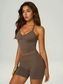 UONNOU Conjunto de 2 piezas para entrenamiento con top corto fruncido de cuello halter y shorts sin costuras de cintura alta con efecto levantador de glúteos, ajuste ceñido - Marrón Mocha - Ver 3