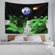 趣味外星貓太空主題掛毯，聚酯纖維牆飾掛毯；圖案描繪兩隻綠色調外星天線貓站在月球表面，背景為深色星空，伴有地球與隕石/彗星；單面印刷，適合臥室、宿舍或客廳；創意搞怪風格家居裝飾禮物 - 彩色 - 查看 4
