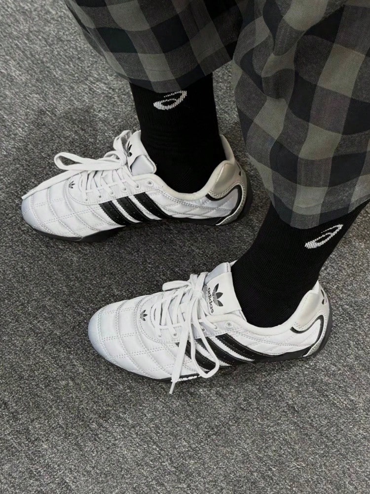 adidas 柔軟舒適賽車鞋 防滑耐磨 包覆性 低筒休閒鞋 男女同款 灰色 - 灰色 - 查看 1